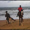 Cavaliers sur la plage de Grand Bassam