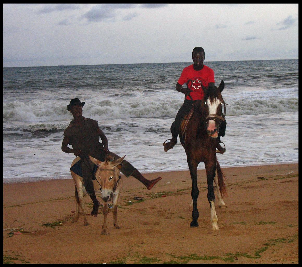 Cavaliers sur la plage de Grand Bassam